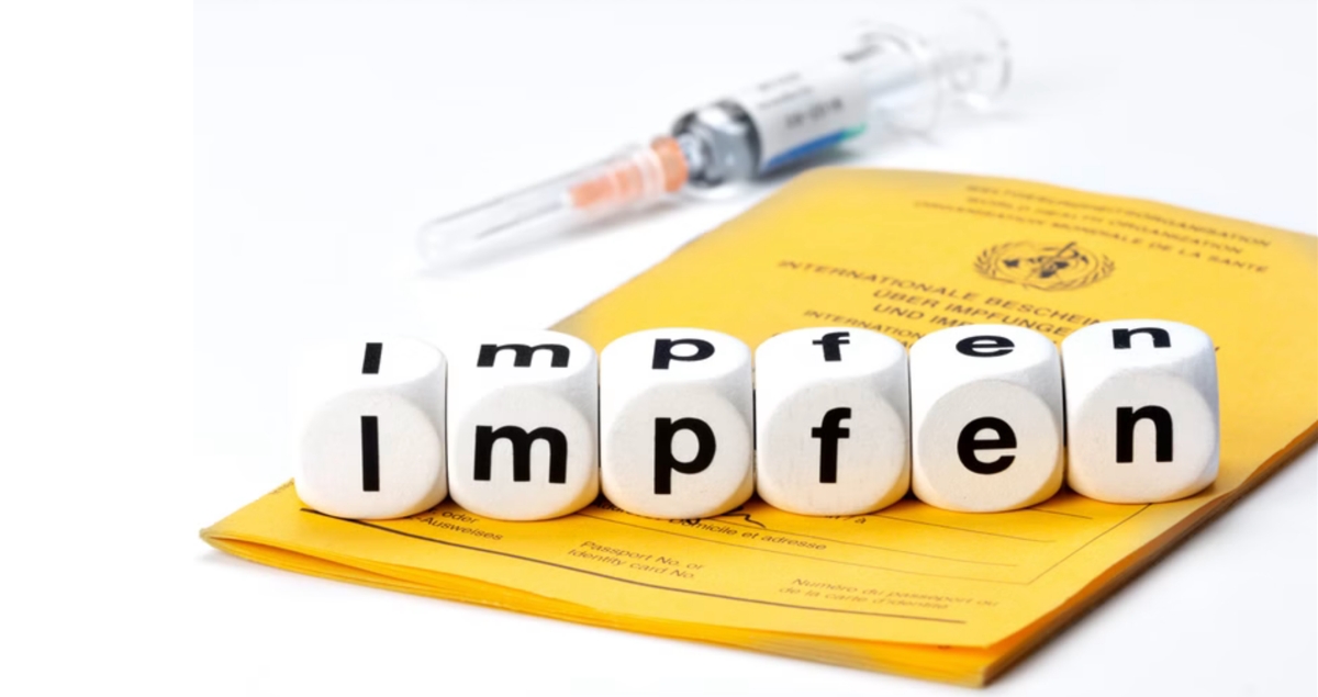 Impfen Symbolbild Collage aus Injektionsspritze, Impfpass und Buchstabenwürfeln, die das Wort "Impfen" "erwürfelt" haben.